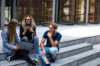 mladí lidé na trhu práce studenti