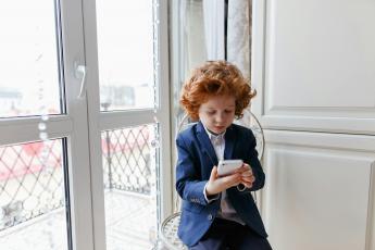 Dítě s mobilním telefonem Dítě s mobilním telefonem