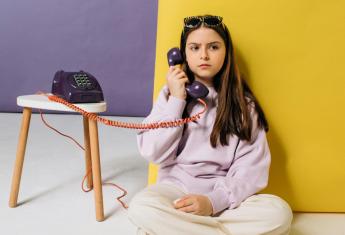 dívka s telefonem
