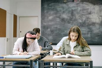 středoškolské vzdělávání studenti ve třídě