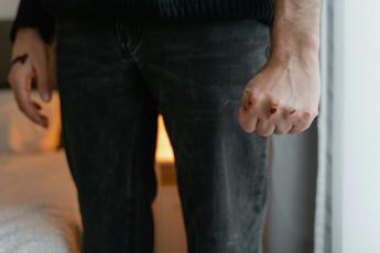 fyzické tresty ve výchově muž s rozbitýma rukama