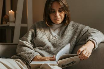 žena s knihou žena s knihou