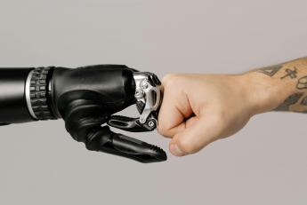 ruka člověka a ruka robota