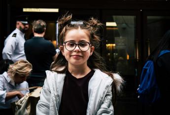 dívka v obchodním centru