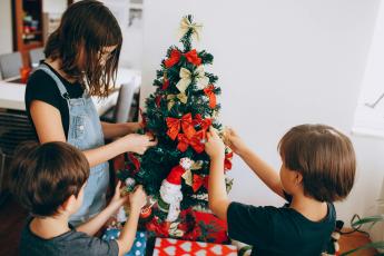 Děti zdobí vánoční stromek