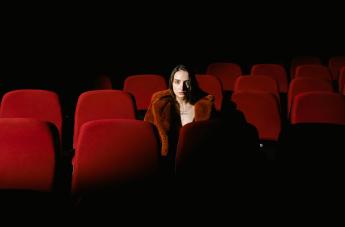 žena v kině
