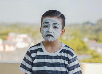 chlapec vyjadřující smutek