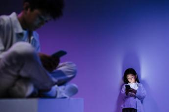 děti s mobilními telefony