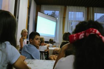 Děti sedí v lavici