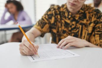 student píšící test
