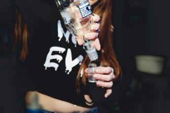 dívka s alkoholem