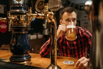muž pije pivo