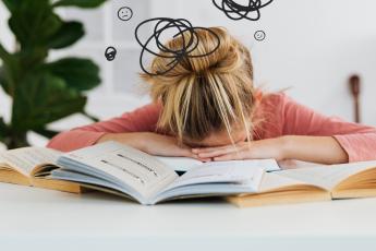 žena spí v knihách