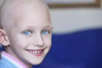 dívka bez vlasů dívka bez vlasů