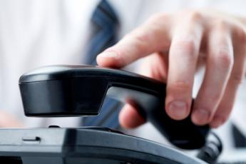 Ruka a telefonní sluchátko Ruka a telefonní sluchátko