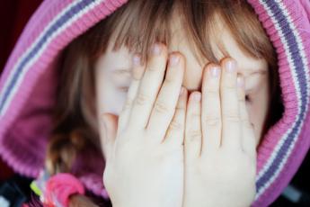 dívka s rukama přes oči dívka s rukama přes oči
