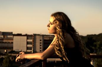 dívka na balkóně