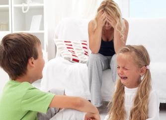 Matka v slzách a hádající se děti Matka v slzách a hádající se děti