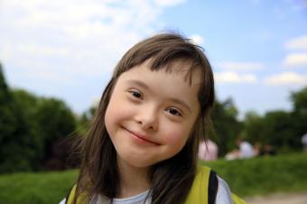 Dívka trpící Downovým syndromem