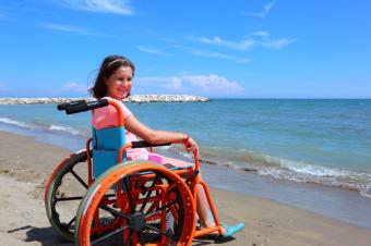 Dívka na vozíku u moře