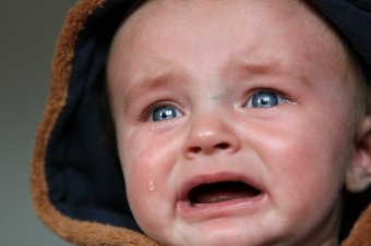 Plačící dítě s kapucí