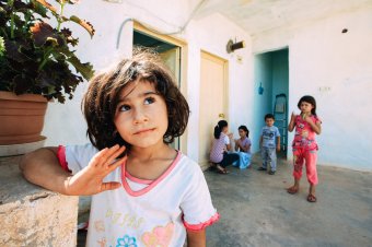 Děti na vnitřním dvoře domu [fotograf Mehmet Turgut Kirkgoz]