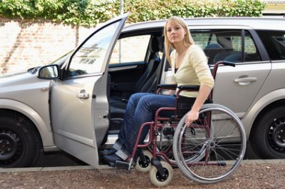 handicapovaná žena u svého vozu