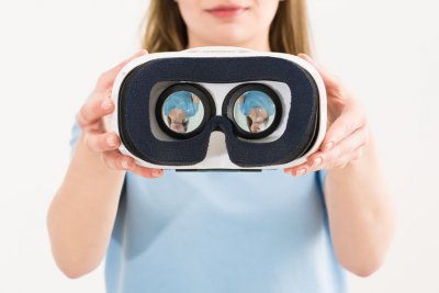 dívka držící brýle pro virtuální realitu