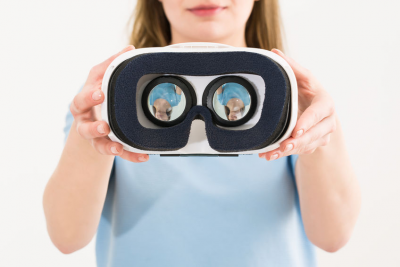dívka držící brýle pro virtuální realitu
