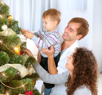 rodina zdobí vánoční stromeček