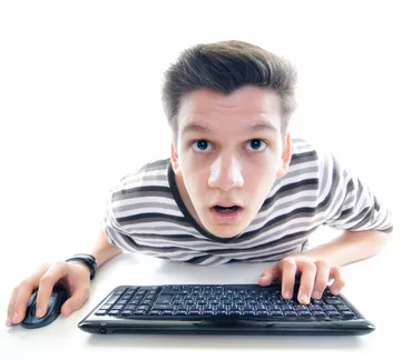 Chlapec nevěřícně hledící na monitor