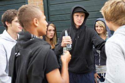 Dospívající kluci pijí alkohol