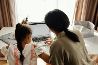 matka a dcera u počítače