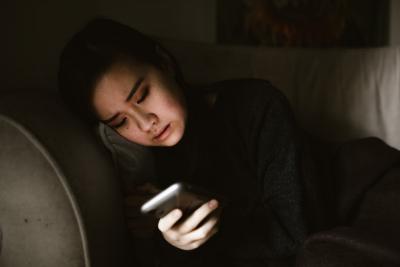 Dívka se dívá na mobil
