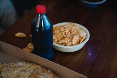 cola a chipsy
