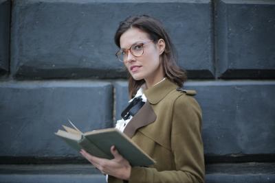 žena s knihou