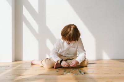 Chlapec skládá puzzle