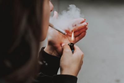 Dívka kouří cigaretu