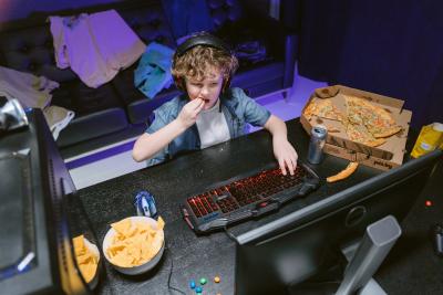 chlapec u počítače