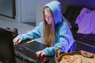 dívka u počítače