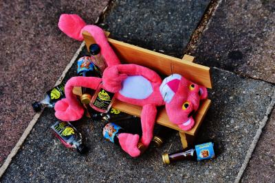 plyšák a lahve s alkoholem