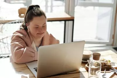 Dívka s Downovým syndromem