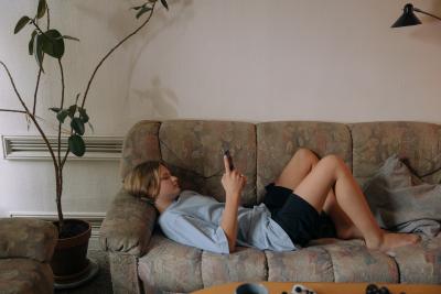 teenager s mobilem