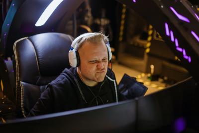 muž u počítače