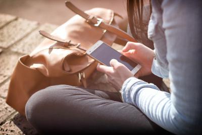 teenagerka s mobilem
