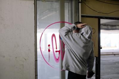 teenager v domě