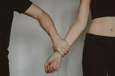 muž držící ženu za ruku