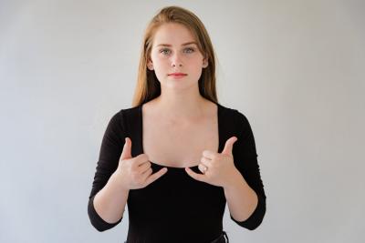Znakující dívka