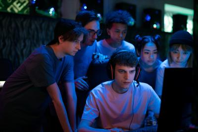 teenageři u počítačové hry