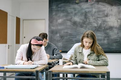 studenti ve třídě